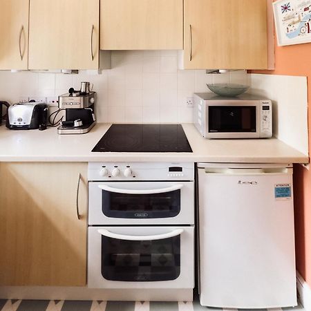 Beautiful Apartment In Guildford With Parking Send Exterior foto