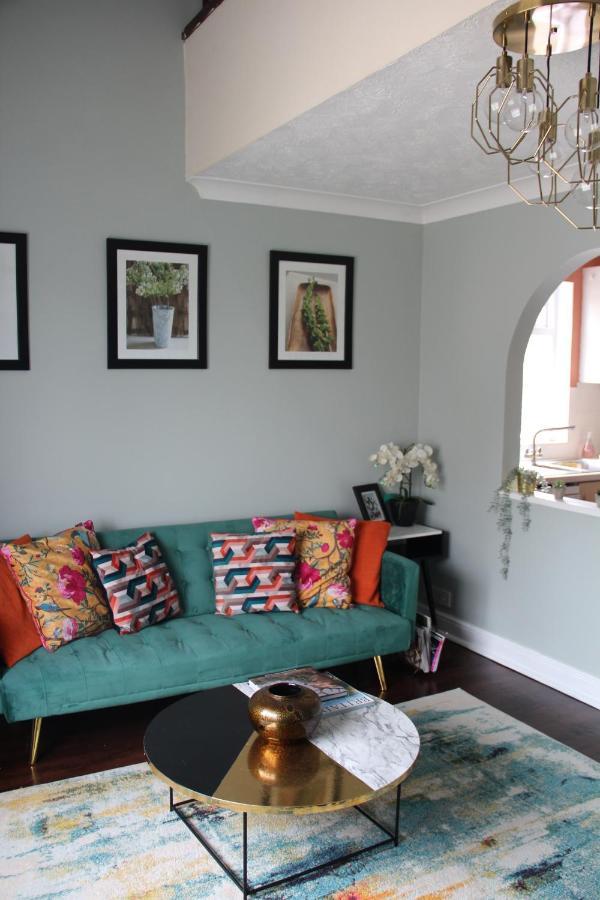 Beautiful Apartment In Guildford With Parking Send Exterior foto