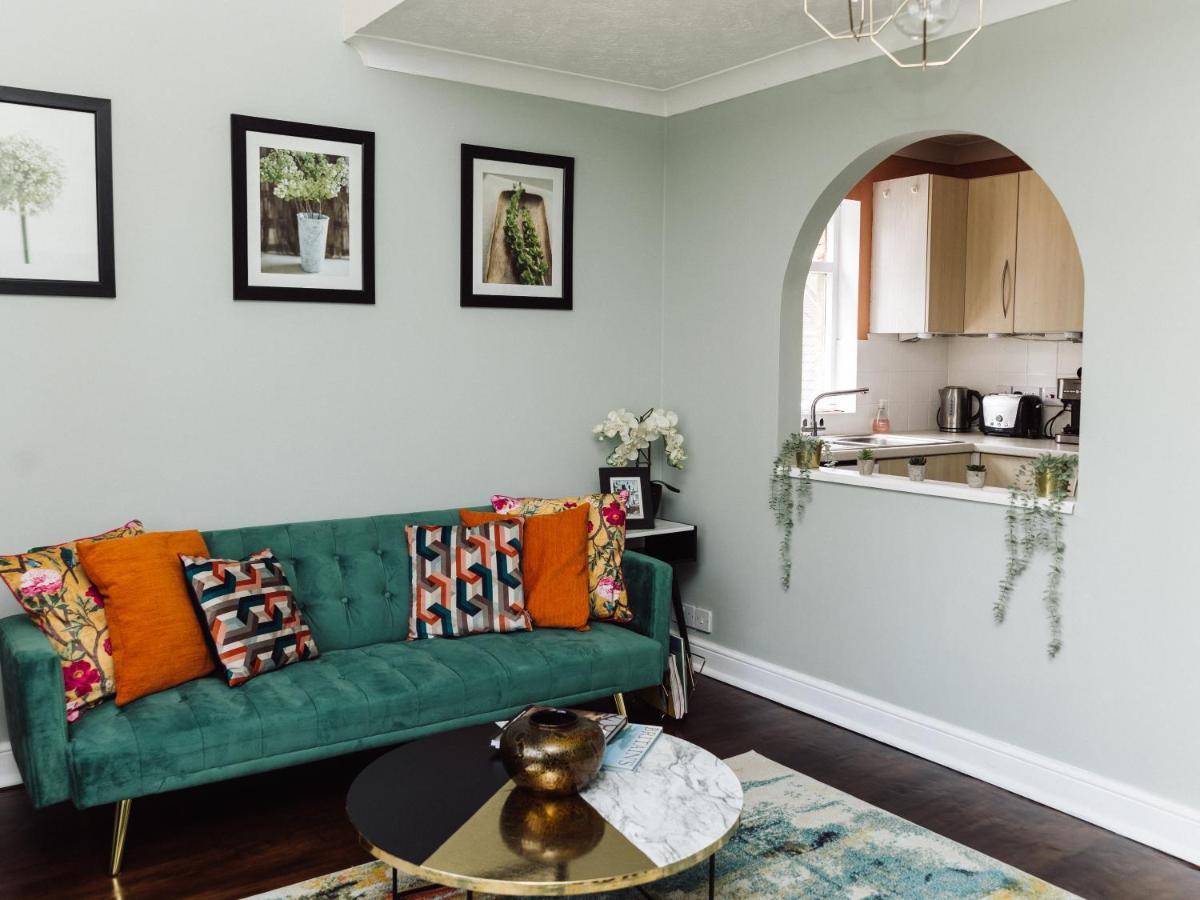 Beautiful Apartment In Guildford With Parking Send Exterior foto