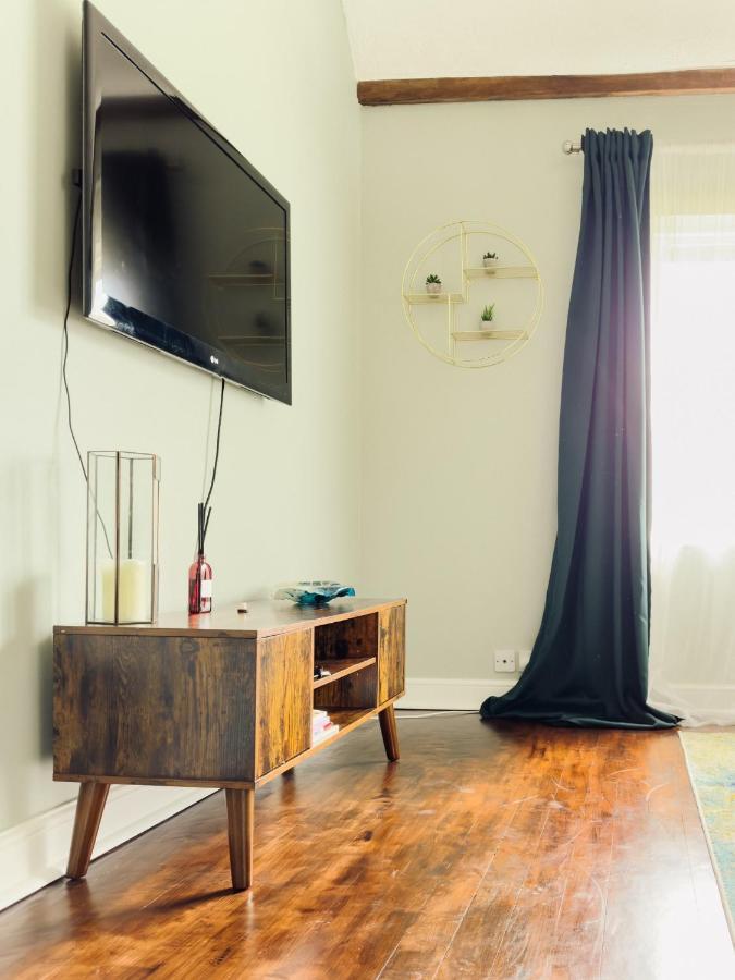 Beautiful Apartment In Guildford With Parking Send Exterior foto