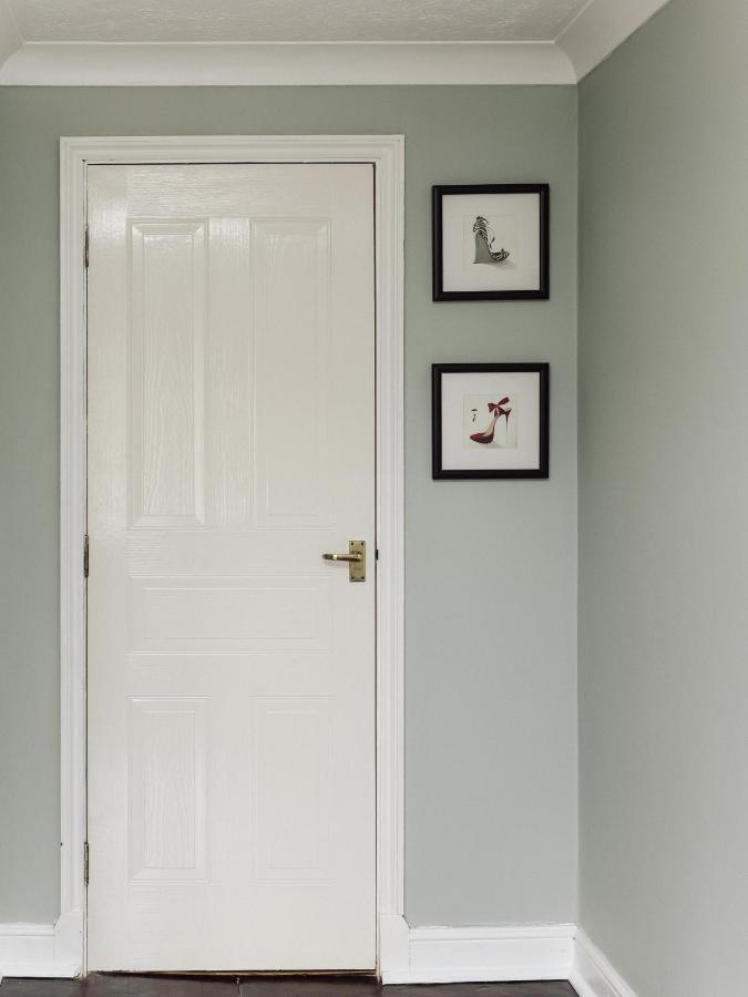 Beautiful Apartment In Guildford With Parking Send Exterior foto