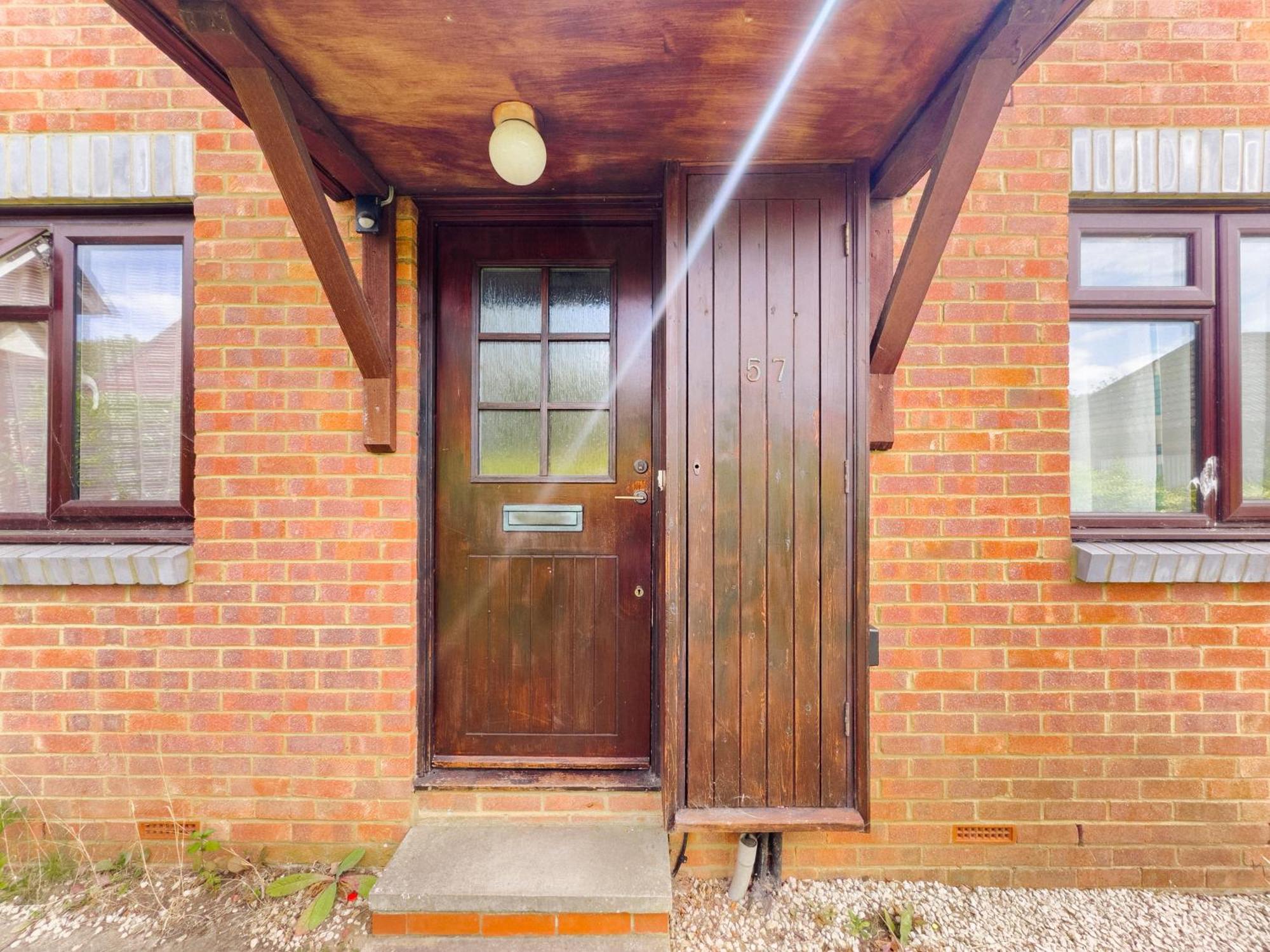 Beautiful Apartment In Guildford With Parking Send Exterior foto