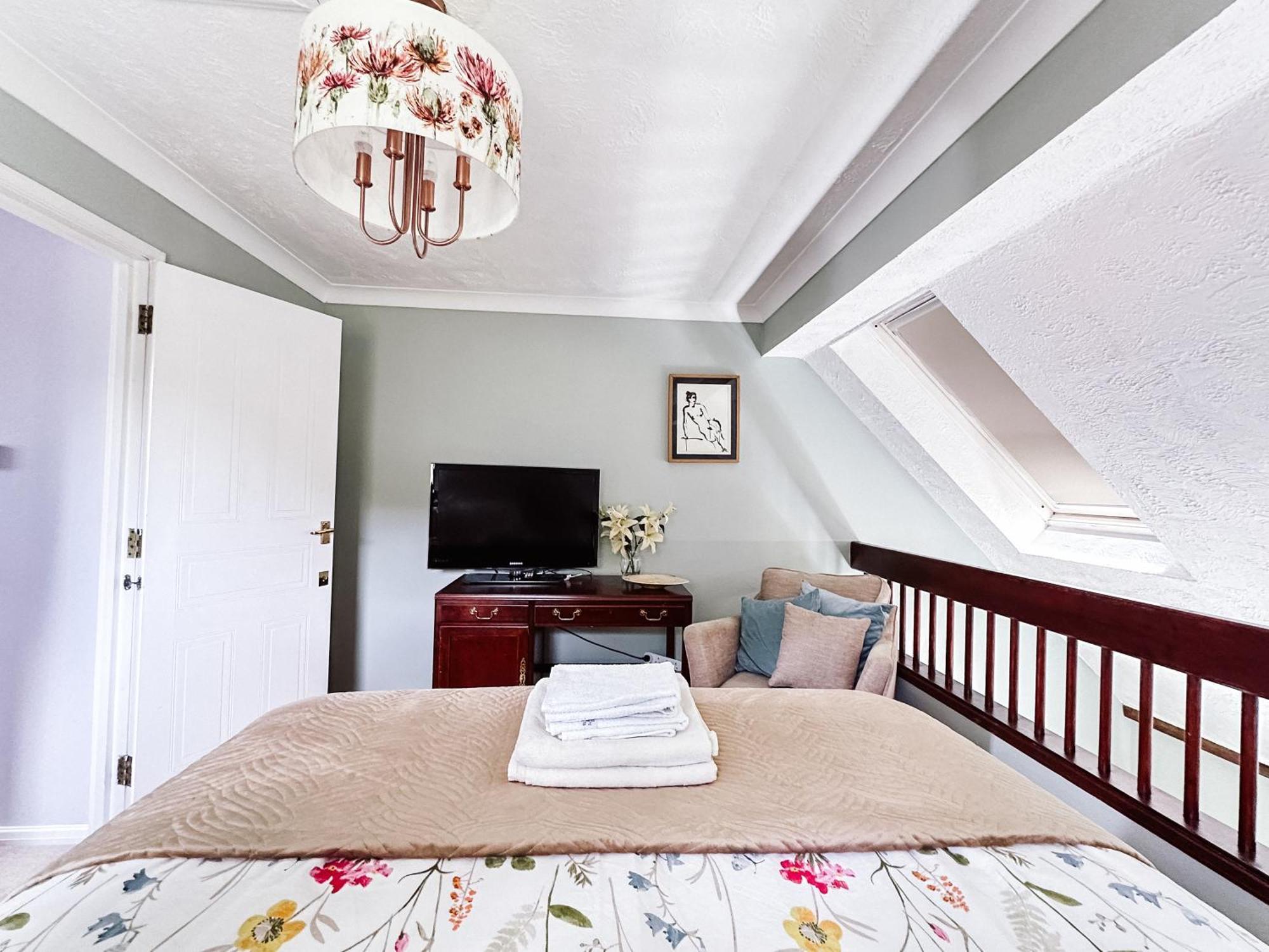Beautiful Apartment In Guildford With Parking Send Exterior foto