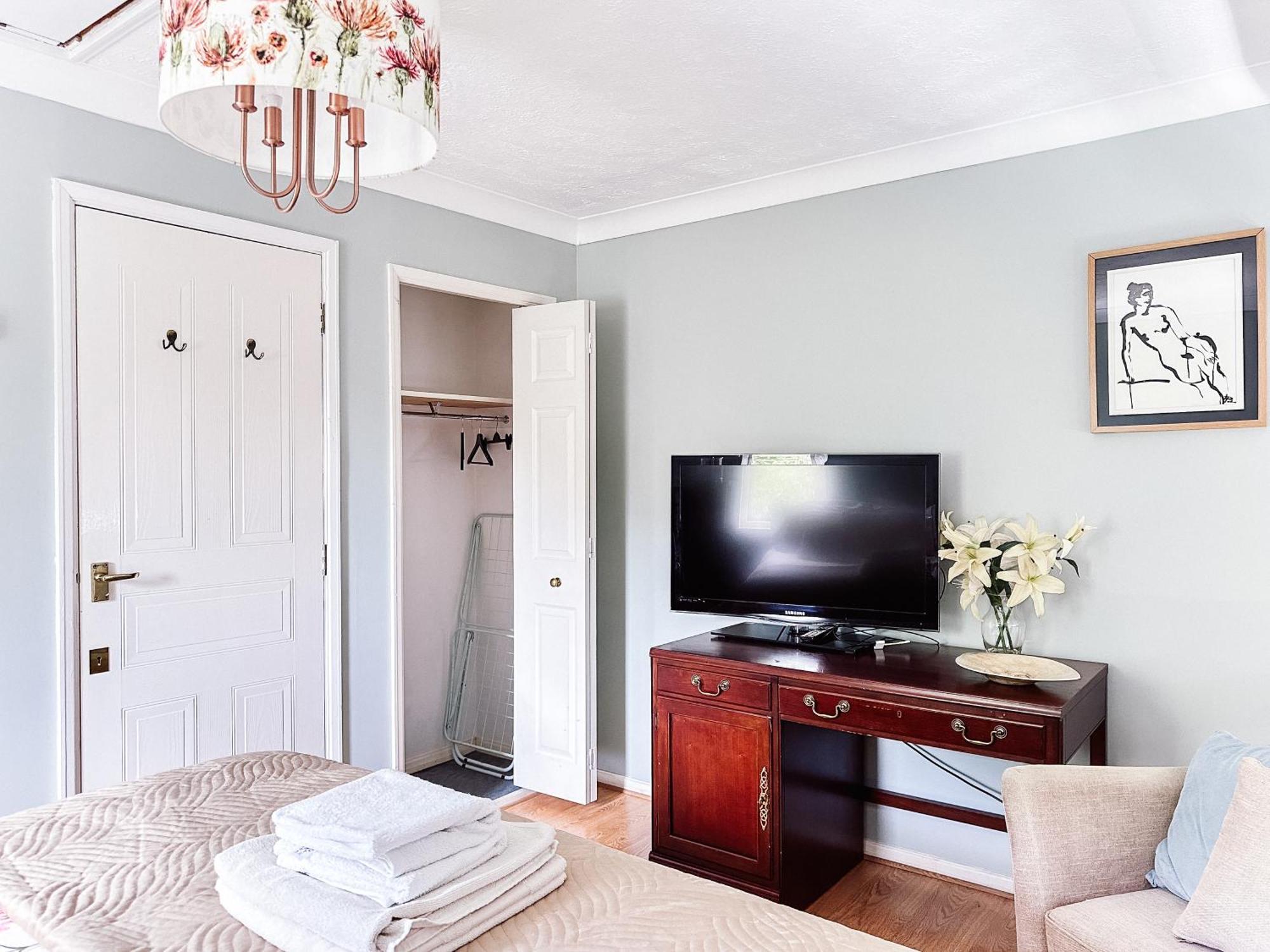 Beautiful Apartment In Guildford With Parking Send Exterior foto