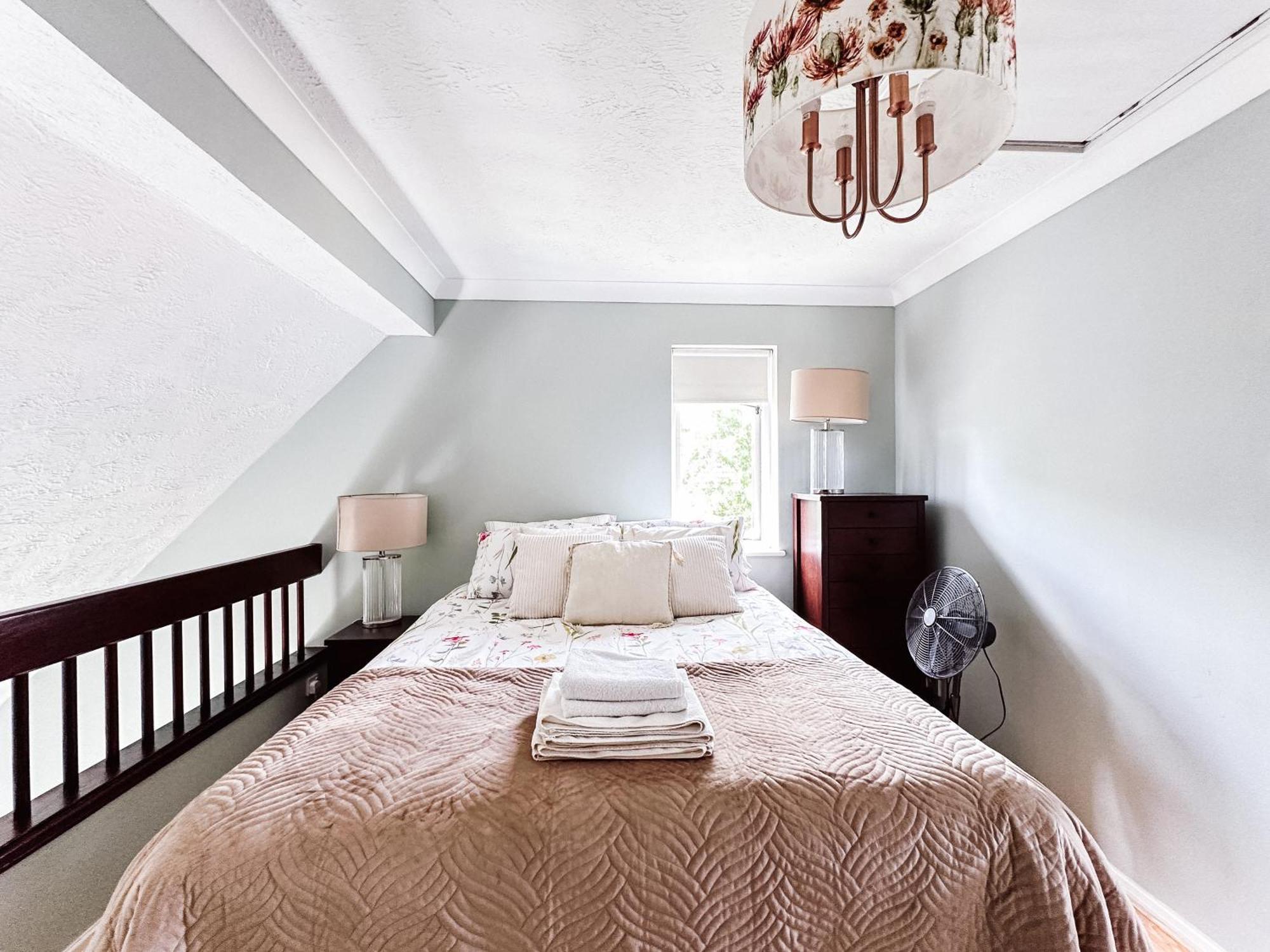 Beautiful Apartment In Guildford With Parking Send Exterior foto