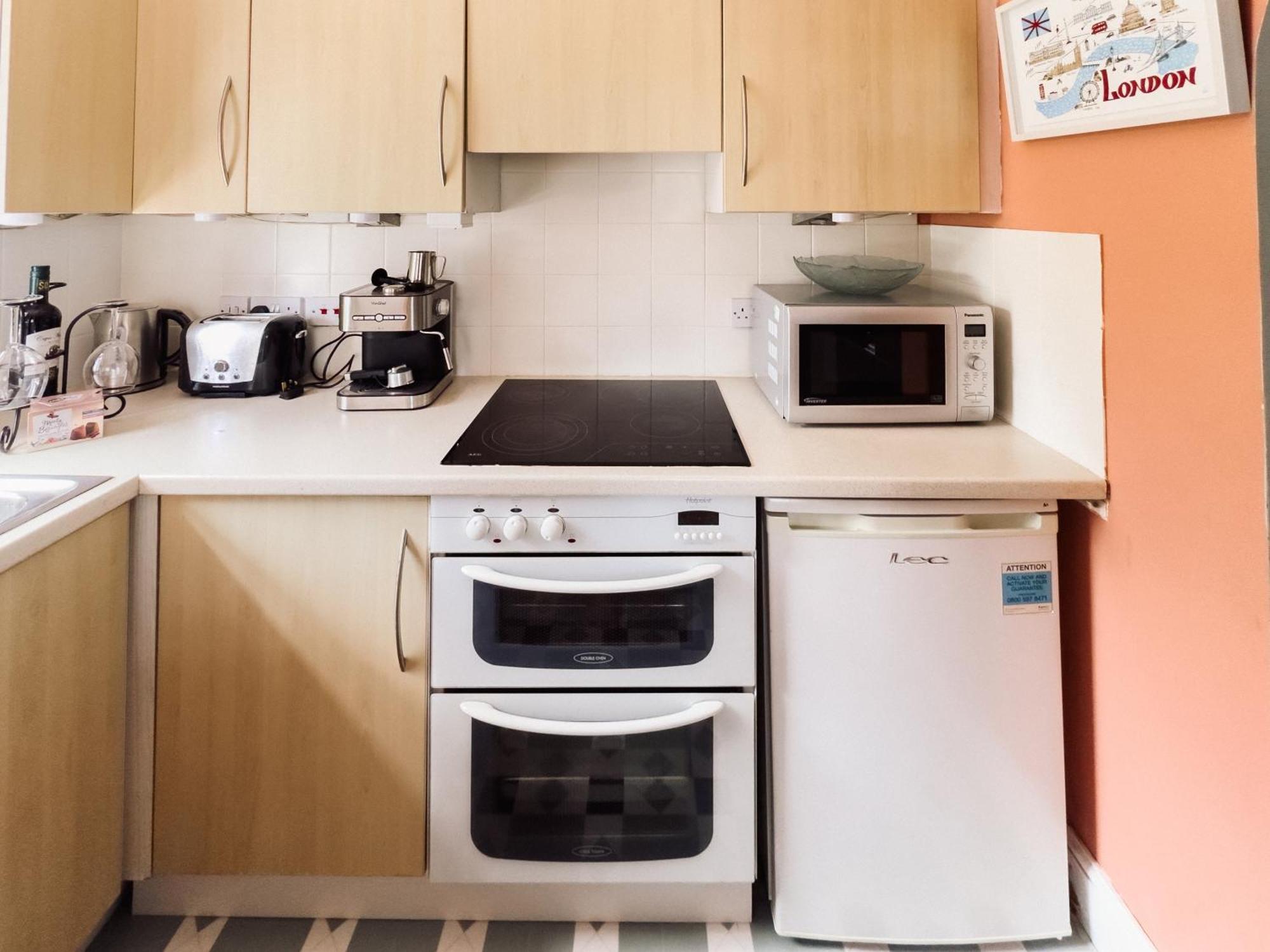 Beautiful Apartment In Guildford With Parking Send Exterior foto